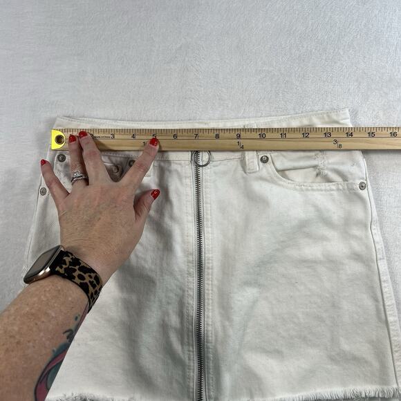 We The Free People Sz 25 Zip It Up Mini Denim Skirt White Distressed Frayed Hem - Picture 13 of 16